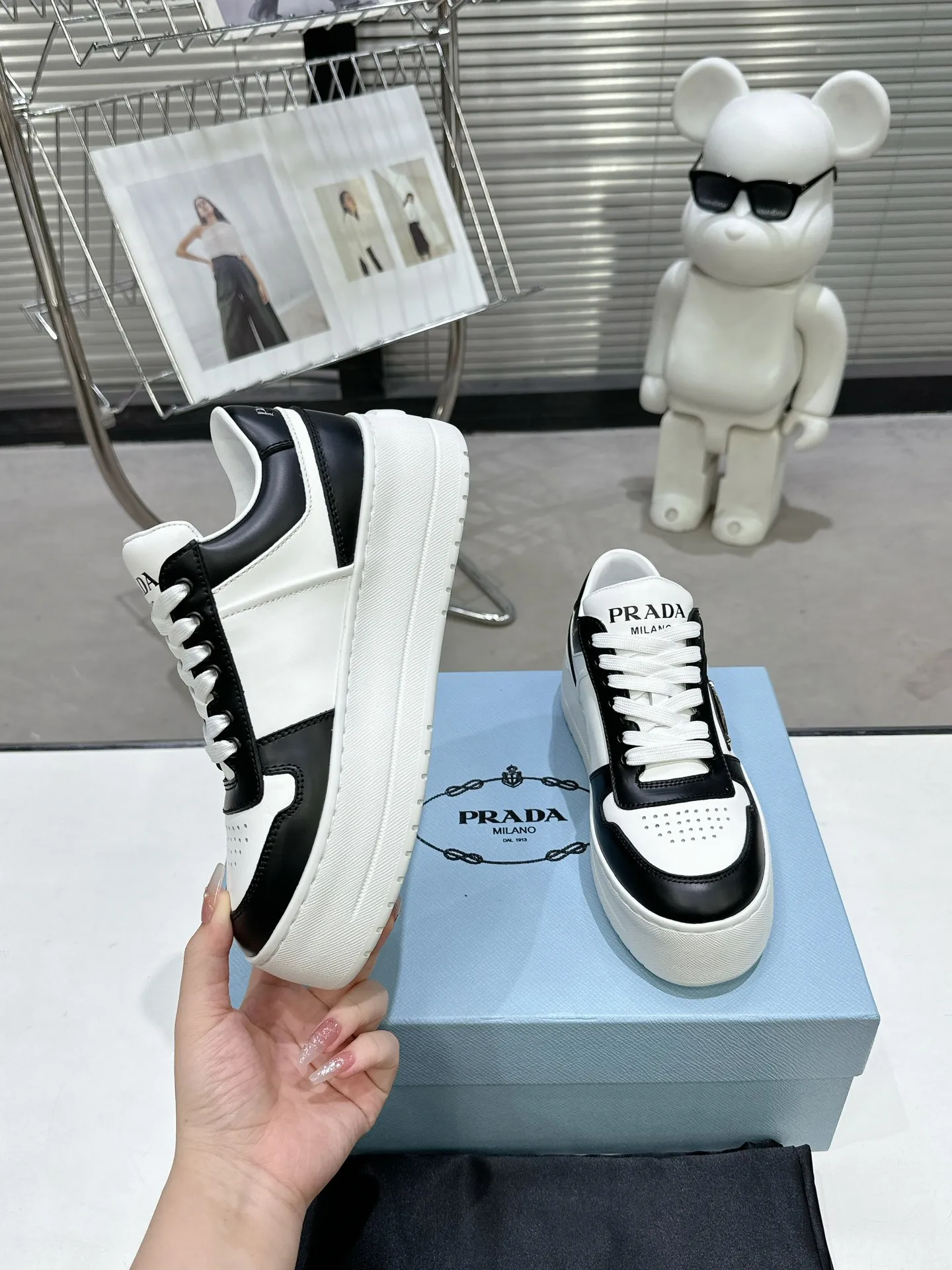 👟👟Ex-factory price 520👟👟 Prada Latest Downtown Bold series Thick-soled Platform Shoes Triangle Logo Casual Sports Shoes White Shoes Original purchase, development and production Downtown Bold sneakers are inspired by the basketball shoes of the 1980s, with sporty design and exquisite details. Crafted from perforated leather, the statement platform sole provides a unique, modern style. The Prada logo is interpreted from different angles, decorated with the iconic enamel-coated triangular metal logo, highlighting the unique classic style. Exquisite packaging at the delivery counter🛍📦 ▪️Fabric: Original custom imported first-layer cowhide ▪️Inner lining: Original imported soft sheepskin ▪️Outsole: Original molded ultra-light foam material ▪️Sole thickness: 4.5CM ▪️Size: Women's 35-40